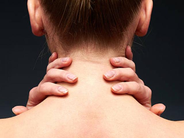 Séance d'ostéopathie pour une patiente présentant une douleur à la nuque Séance d'ostéopathie pour une patiente présentant une douleur à la nuque