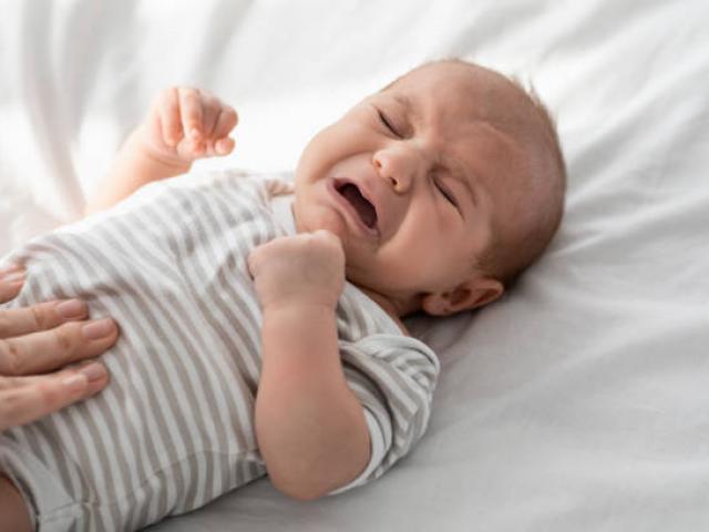 Consultation d'ostéopathie pour un nourrisson qui souffrait de douleur de ventre 